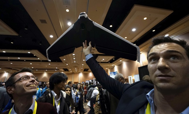 © Reuters. Representatives from the French company Parrot demonstrate a prototype of their new Disco drone at the opening event at the Consumer Electronics Show in Las Vegas