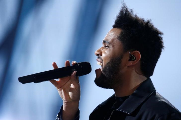 © Reuters. Cantor The Weeknd durante show em Paris