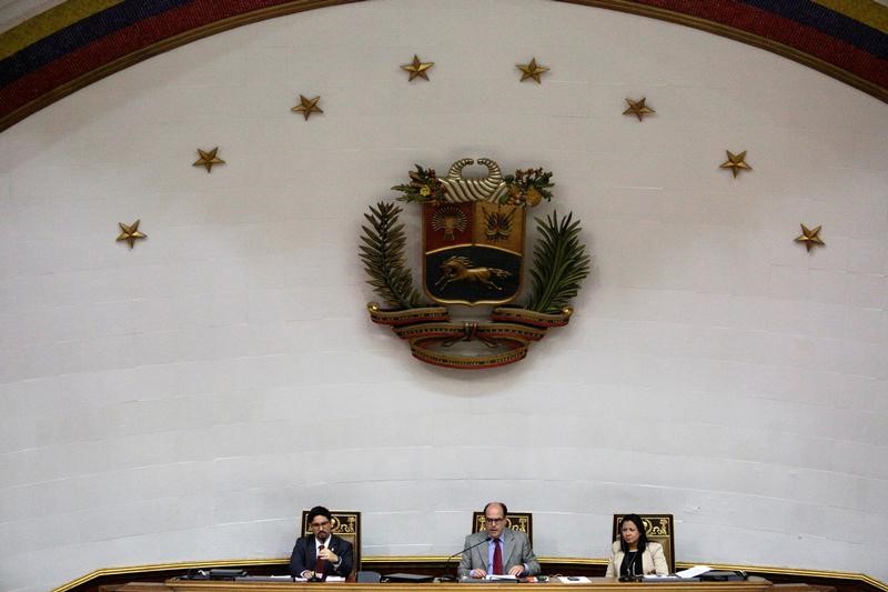 © Reuters. برلمان فنزويلا يقول مادورو "تخلى عن منصبه" والحزب الحاكم ينفي