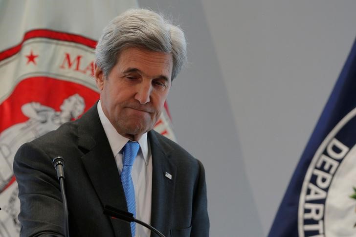 © Reuters. United States Secretary of State John Kerry concludes a speech about climate change at Massachusetts Institute of Technology (MIT) in Cambridge