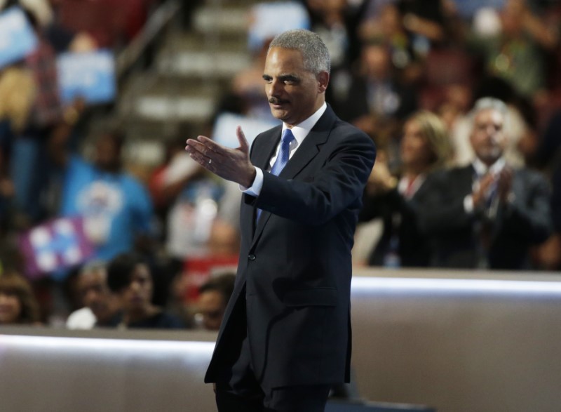 © Reuters. Eric Holder takes the stage during the Democratic National Convention in Philadelphia