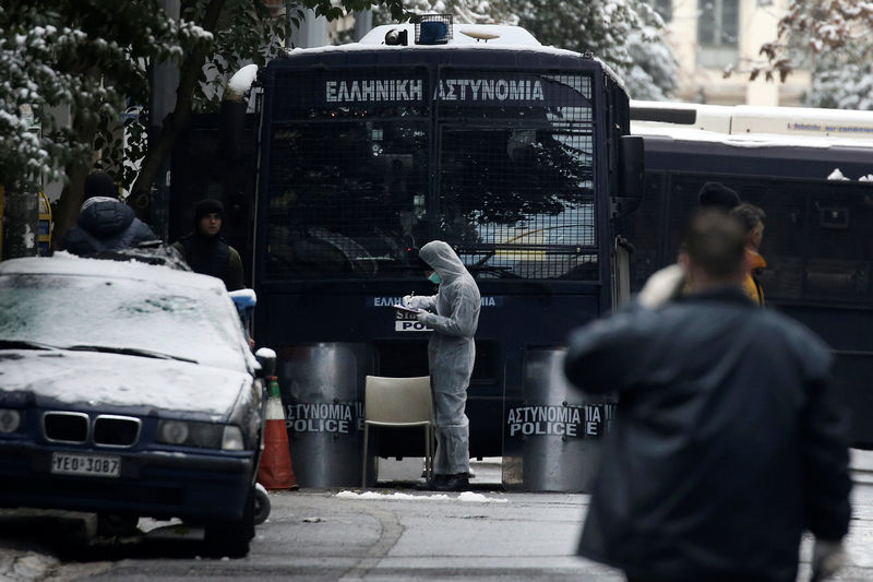 © Reuters. Un policía herido en un ataque contra las oficinas del partido socialista griego