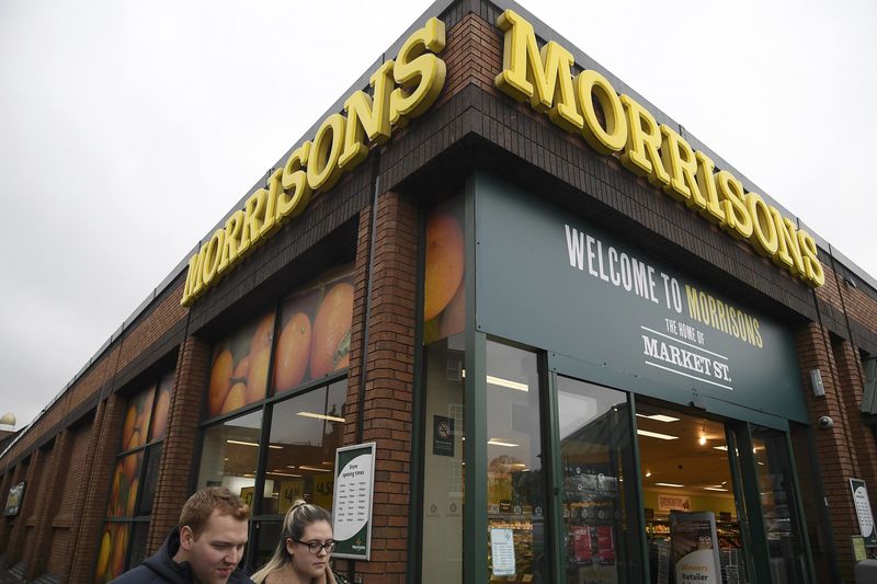 © Reuters. Shoppers walk past a branch of the food retailer Morrisons in west London, Britain