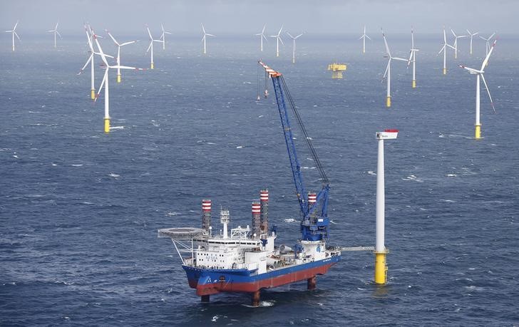 © Reuters. A special construction vessel is pictured at the 'Amrumbank West' offshore windpark in the northern sea near the island of Amrum