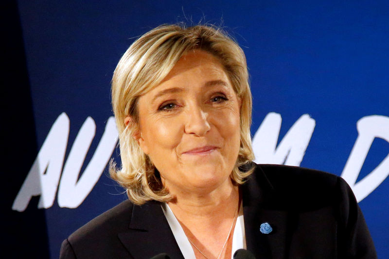 © Reuters. Le Pen apoyaría repatriar la producción de coches al estilo de Trump