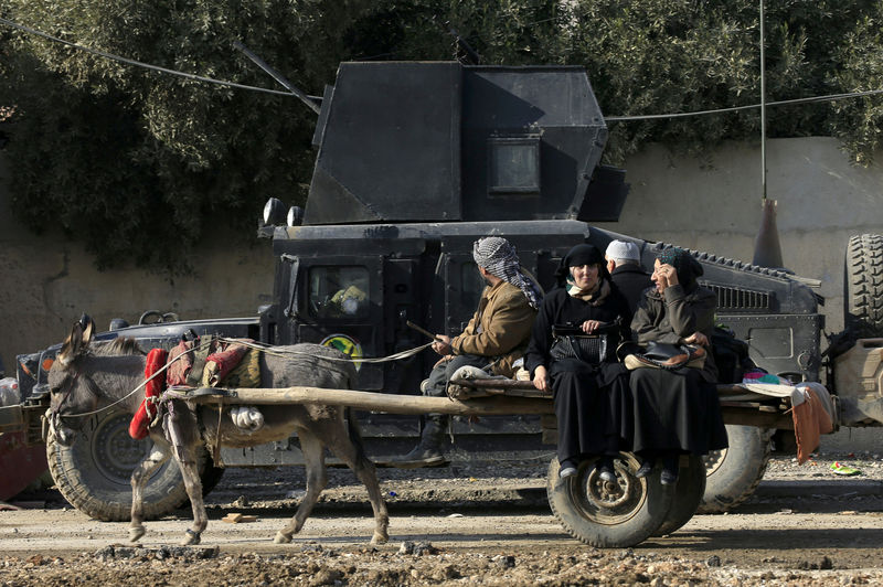 © Reuters. Moradores do bairro de Al-Zuhoor, em Mosul