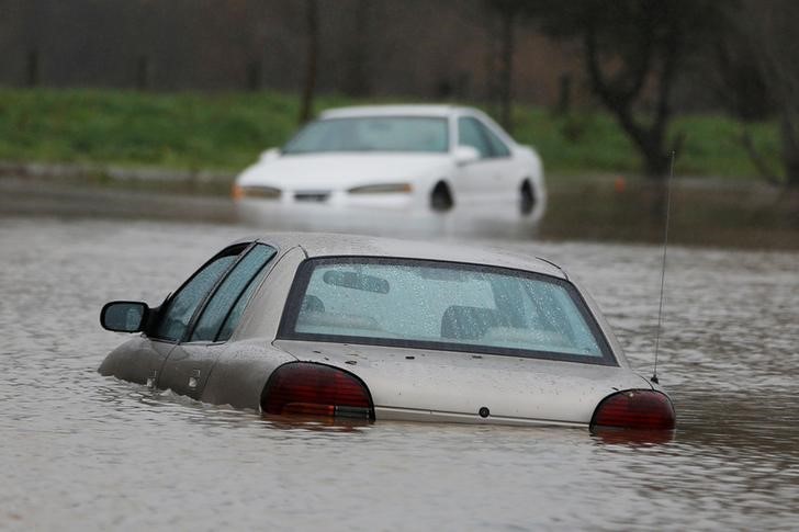 © Reuters. Carros submersos em Petaluma, na Califórnia