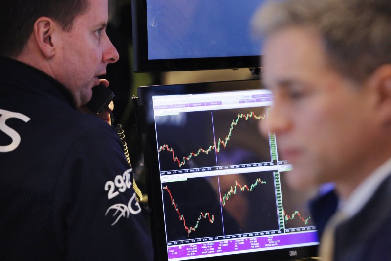 © Reuters. Traders work on the floor of the New York Stock Exchange in New York