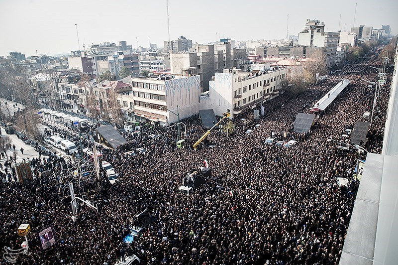 © Reuters. Milhares de pessoas participam de funeral do ex-presidente Akbar Hashemi Rafsanjani em Teerã