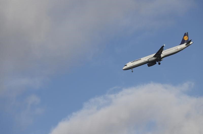 © Reuters. LUFTHANSA A TRANSPORTÉ MOINS DE PASSAGERS QUE RYANAIR EN 2016