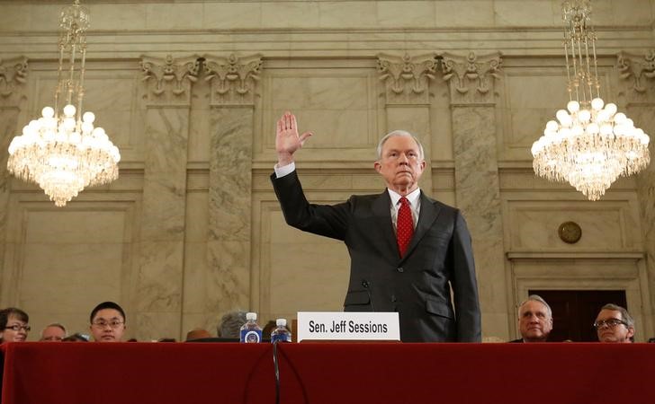 © Reuters. Senador republicano Sessions faz juramento antes de iniciar sessão na Comissão Judiciária do Senado, em Washington