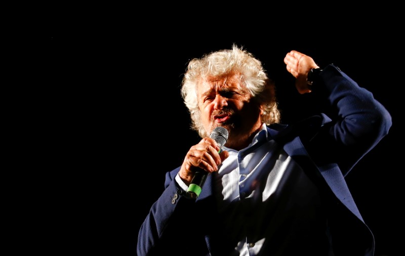 © Reuters. Beppe Grillo, the founder of the anti-establishment 5-Star Movement, talks during a march in support of the 'No' vote in the upcoming constitutional reform referendum in Rome