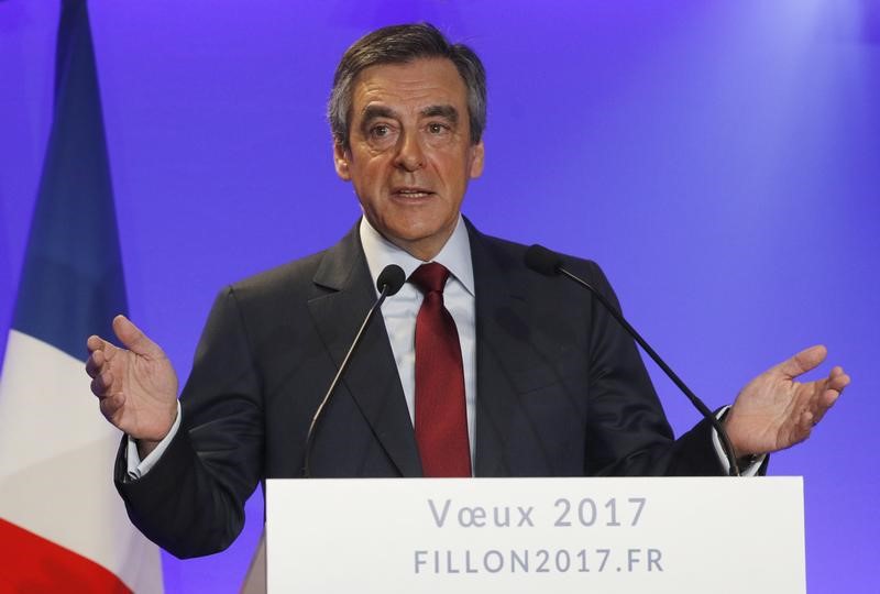 © Reuters. Francois Fillon, member of Les Republicains political party and 2017 presidential candidate of the French centre-right, presents his New Year wishes at a news conference at his campaign headquarters in Paris