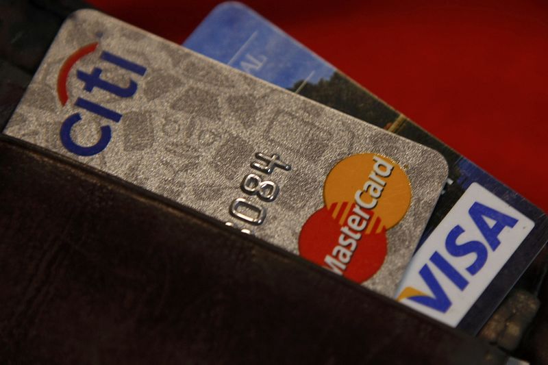 © Reuters. FILE PHOTO - Credit cards are pictured in a wallet in Washington