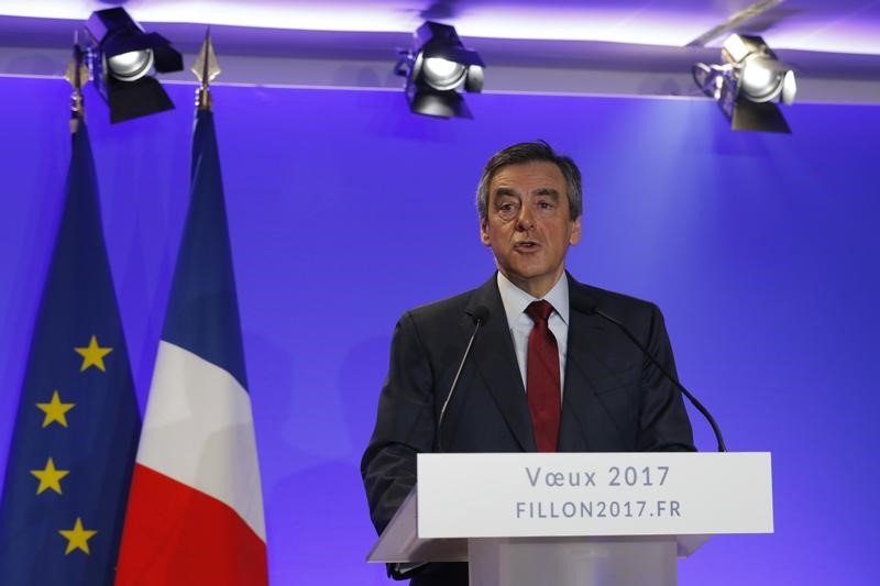 © Reuters. استطلاع-فيون يهزم لوبان في جولة إعادة انتخابات الرئاسة الفرنسية