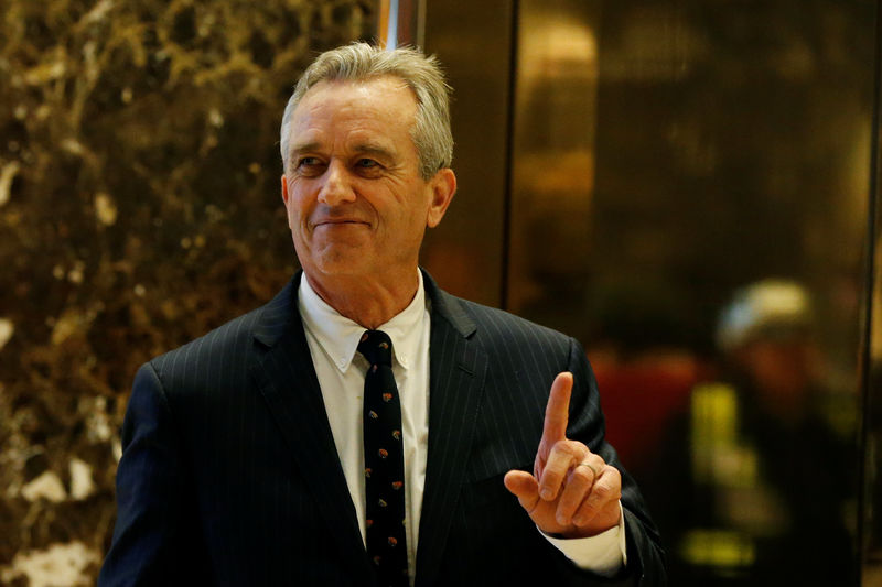 © Reuters. Robert F. Kennedy Jr. gestures while entering the lobby of Trump Tower in Manhattan, New York