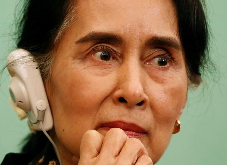 © Reuters. Myanmar State Counselor Aung San Suu Kyi listens to a reporter's question during a news conference at the Japan National Press Club in Tokyo