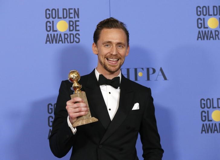 © Reuters. Ator Tom Hiddleston segura seu prêmio do Globo de Ouro