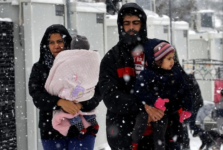 © Reuters. لاجئون يواجهون ثلوجا ودرجات حرارة أقل من الصفر في مخيمات باليونان