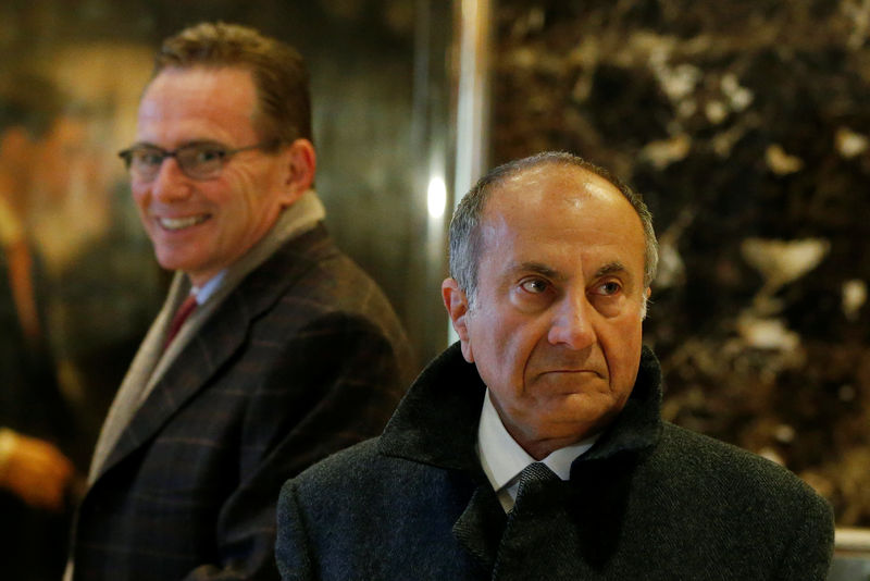 © Reuters. Jacques Nasser, Chairman of BHP Billiton, stands with Andrew Mackenzie, CEO of BHP Billiton, in the lobby of Trump Tower in Manhattan, New York