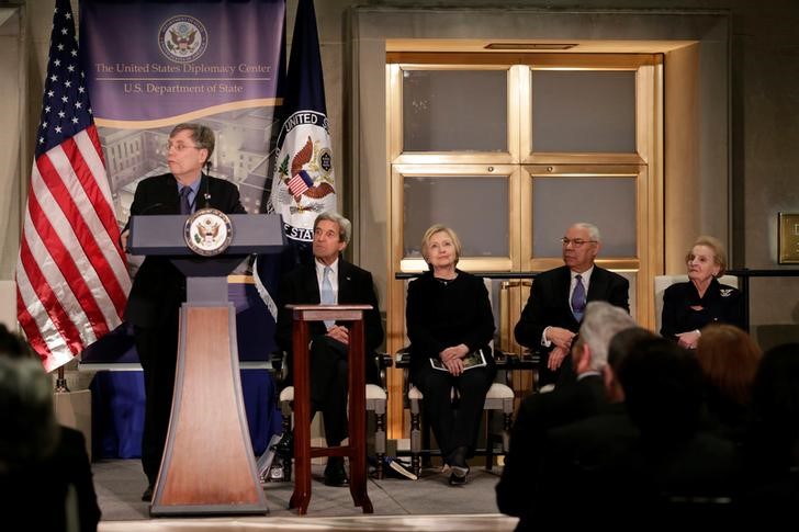 © Reuters. Secretary of State John Kerry and former secretaries of state Hillary Clinton, Colin Powell and Madeleine Albright attend a reception in Washington