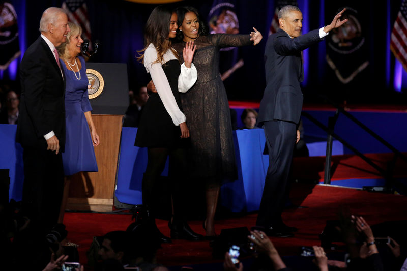 © Reuters. U.S. President Barack Obama, his wife Michelle, their daughter Malia, Vice-President Joe Biden and his wife Jill acknowledge the crowd in Chicago