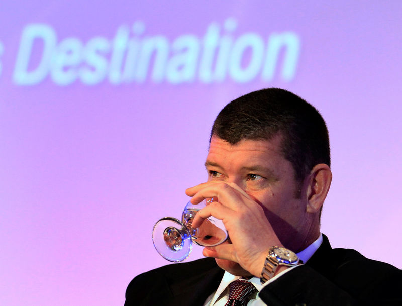 © Reuters. FILE PHOTO -  Australian gambling tycoon Packer drinks water during the Commonwealth Business Forum in Colombo