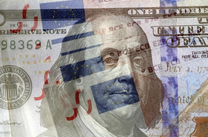 © Reuters. Купюры доллара США и евро