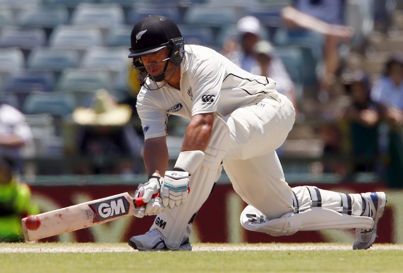 © Reuters. New Zealand's Ross Taylor hits a shot during the fourth day of the second cricket test match against Australia at the WACA ground in Perth, Western Australia