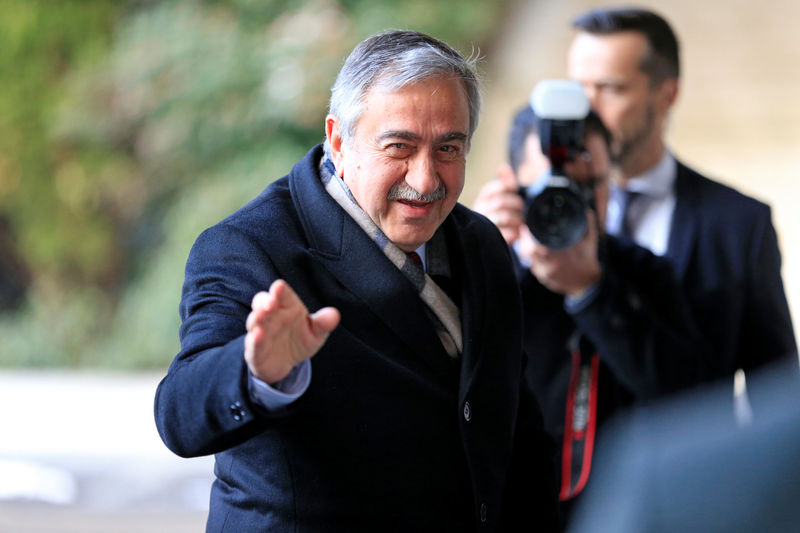 © Reuters. Turkish Cypriot leader Mustafa Akinci arrives for the Cyprus reunification talks at the United Nations in Geneva