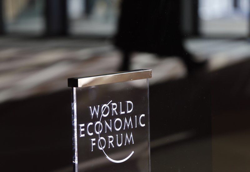 © Reuters. Placa vista em encontro anual  do Fórum Econômico Mundial em Davos, Suíça