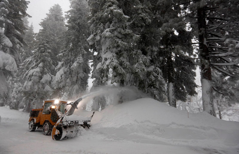 © Reuters. Funcionário retira neve de pista em Incline Village, no Estado norte-americano de Nevada