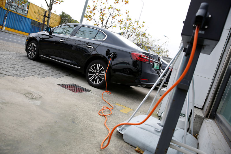 © Reuters. A Roewe 950 hybrid electric car is displayed with its plug-in charger at an electric car dealership in Shanghai
