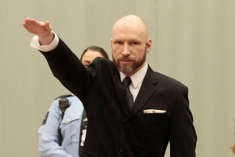 © Reuters. Anders Behring Breivik raises his right hand during the appeal case in Borgarting Court of Appeal at Telemark prison in Skien