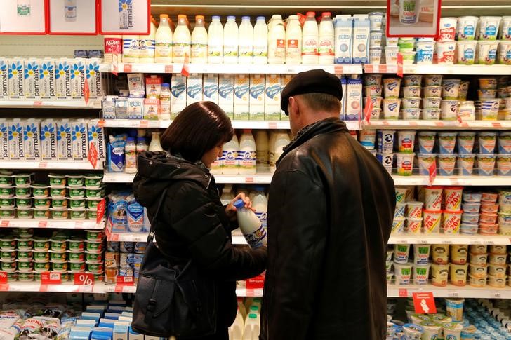 © Reuters. Покупатели в магазине Дикси в Москве