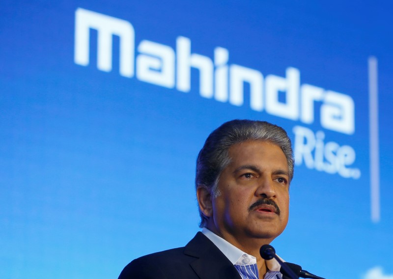 © Reuters. Mahindra attends a news conference in Mumbai