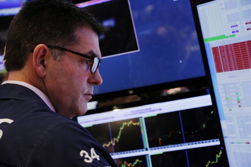 © Reuters. A trader works on the floor of the New York Stock Exchange in New York