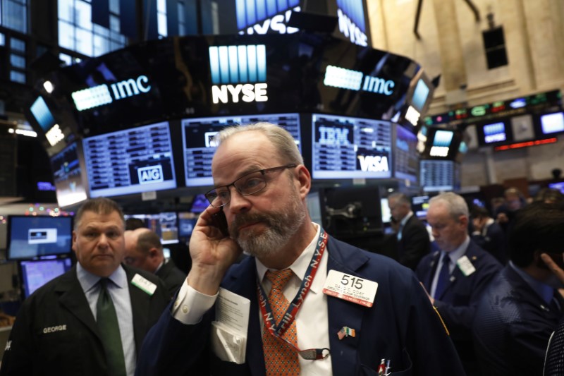 © Reuters. Traders work on the floor of the NYSE in New York