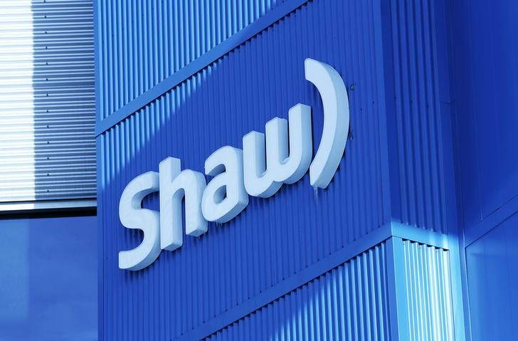 © Reuters. Shaw logo is pictured on their Barlow Trail building, home to the annual Shaw AGM, in Calgary, Alberta