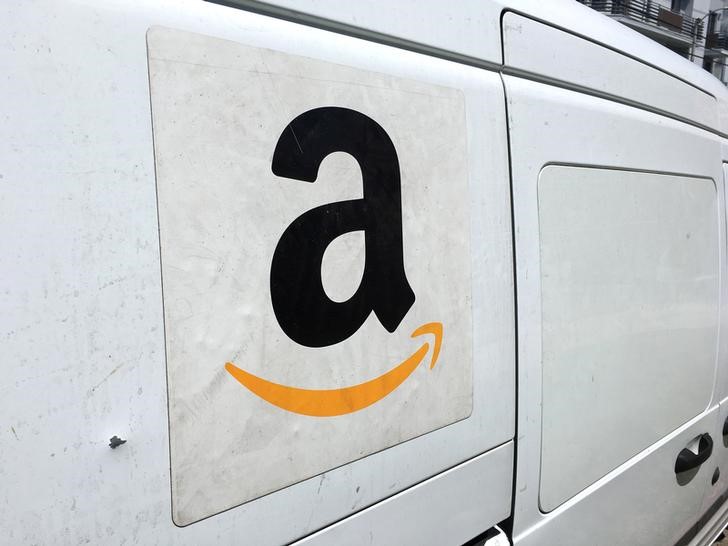 © Reuters. An Amazon delivery truck is seen in Los Angeles