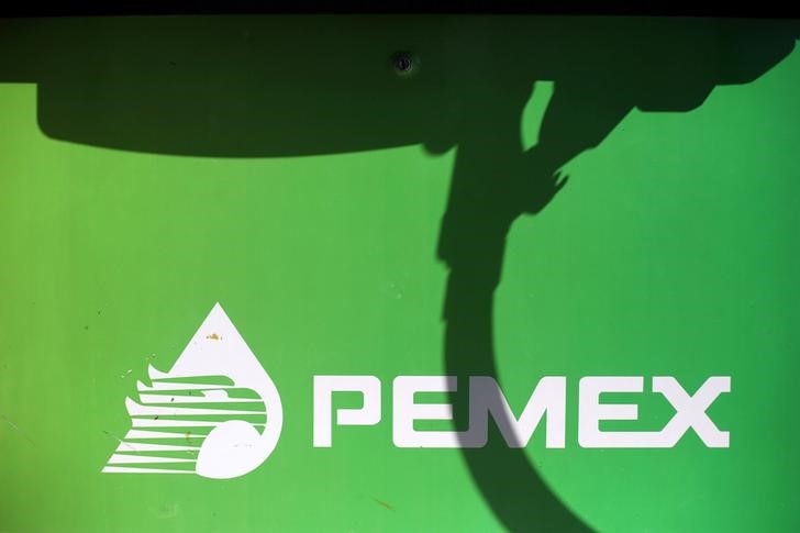 © Reuters. The logo of Mexican petroleum company Pemex is seen on a tank gas at gas station in Mexico City