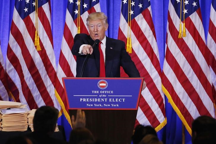 © Reuters. Presidente eleito dos Estados Unidos, Donald Trump, discute com repórter da CNN durante entrevista coletiva em Nova York