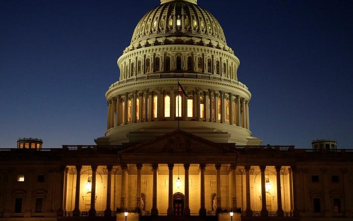 © Reuters. The U.S. Capitol Building is lit at sunset in Washington