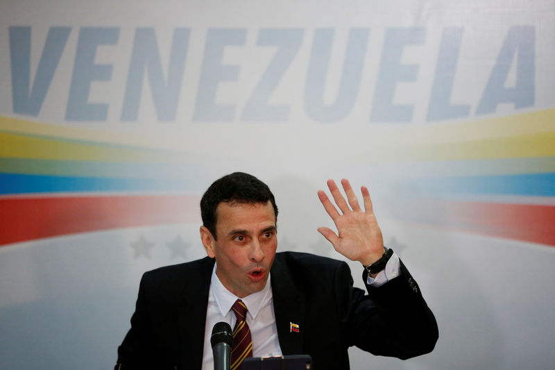 © Reuters. Venezuelan opposition leader and Governor of Miranda state Henrique Capriles talks to the media during a news conference in Caracas