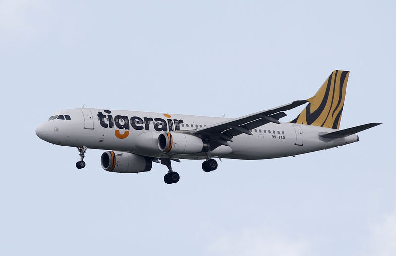 © Reuters. FILE PHOTO -  A Tiger Airways Airbus A320 plane approaches Singapore's Changi Airport
