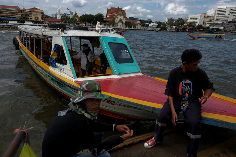 © Reuters. Boat drivers wait for tourists at a pier at Chao Phraya River in Bangkok