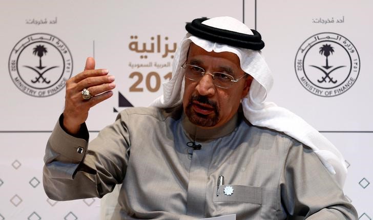 © Reuters. Saudi energy minister Khalid al-Falih gestures during the 2017 budget news conference in Riyadh