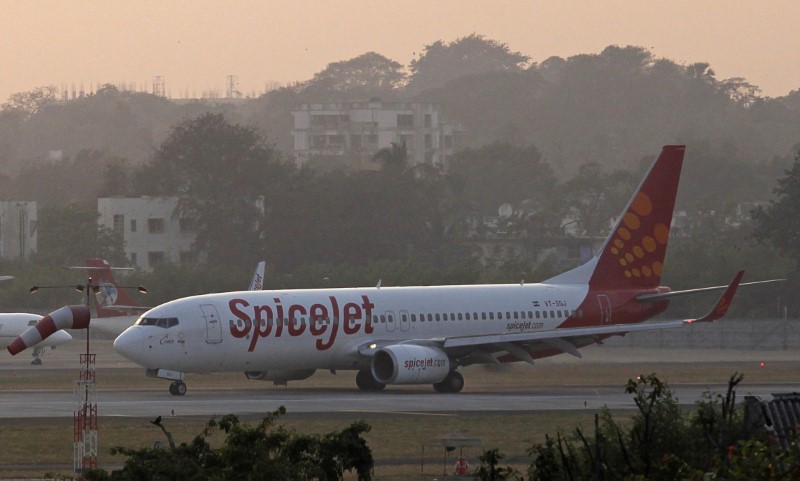 © Reuters. A SpiceJet aircraft taxis on the tarmac after landing at Chhatrapati Shivaji international airport in Mumbai