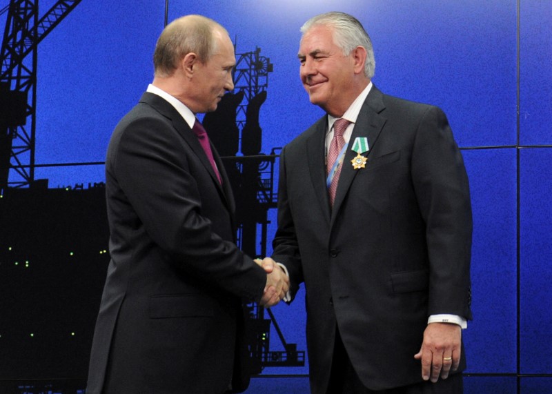 © Reuters. FILE PHOTO: Russian President Putin shakes hands with Exxon Mobil CEO Tillerson during a ceremony awarding heads and employees of major energy companies in St. Petersburg