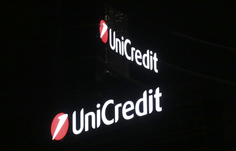 © Reuters. A logo of UniCredit is seen in downtown Milan
